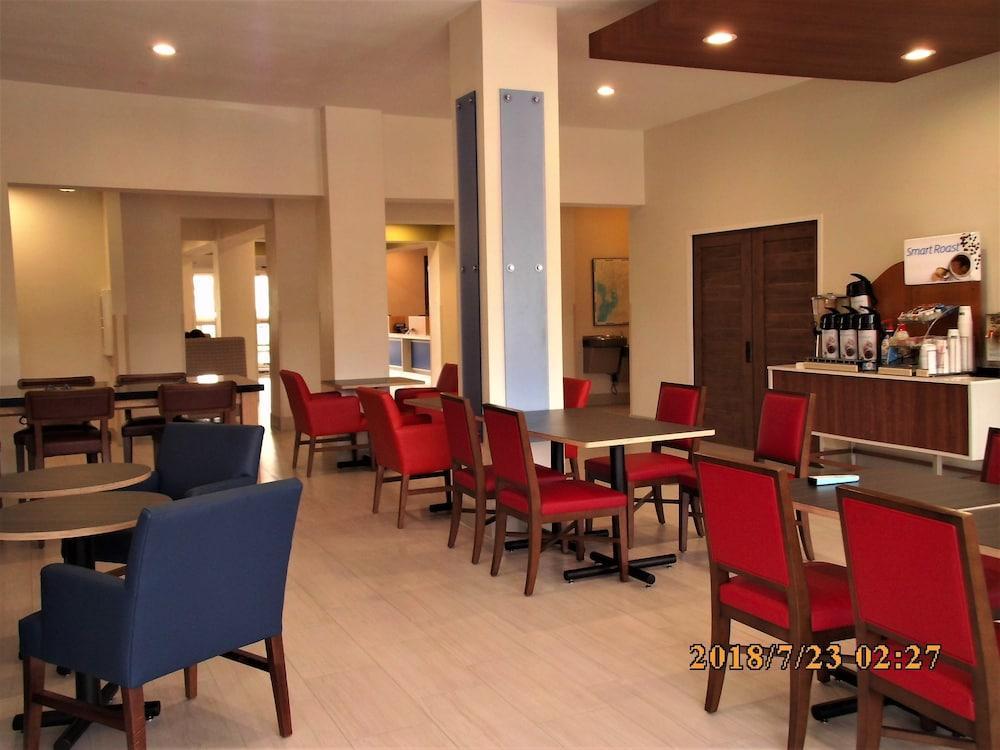 Holiday Inn Express Hotel & Suites Tampa-Fairgrounds-Casino By Ihg Exterior photo