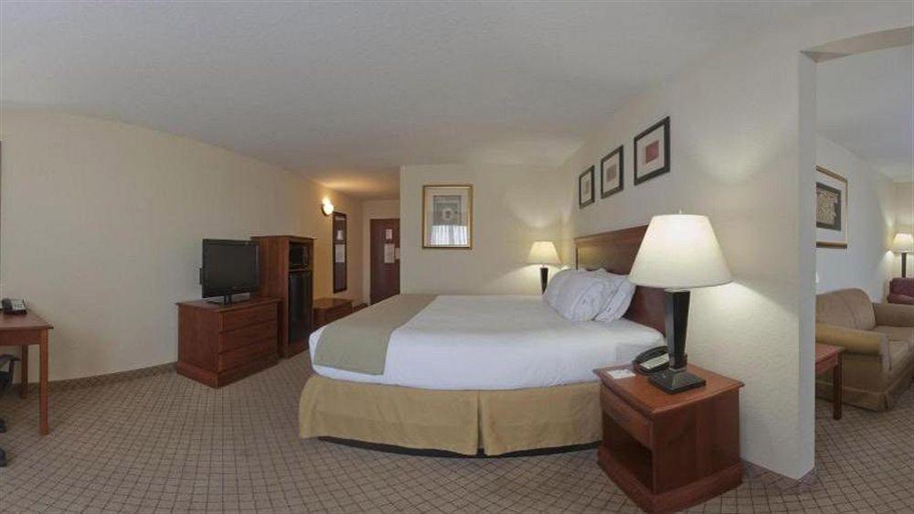 Holiday Inn Express Hotel & Suites Tampa-Fairgrounds-Casino By Ihg Exterior photo